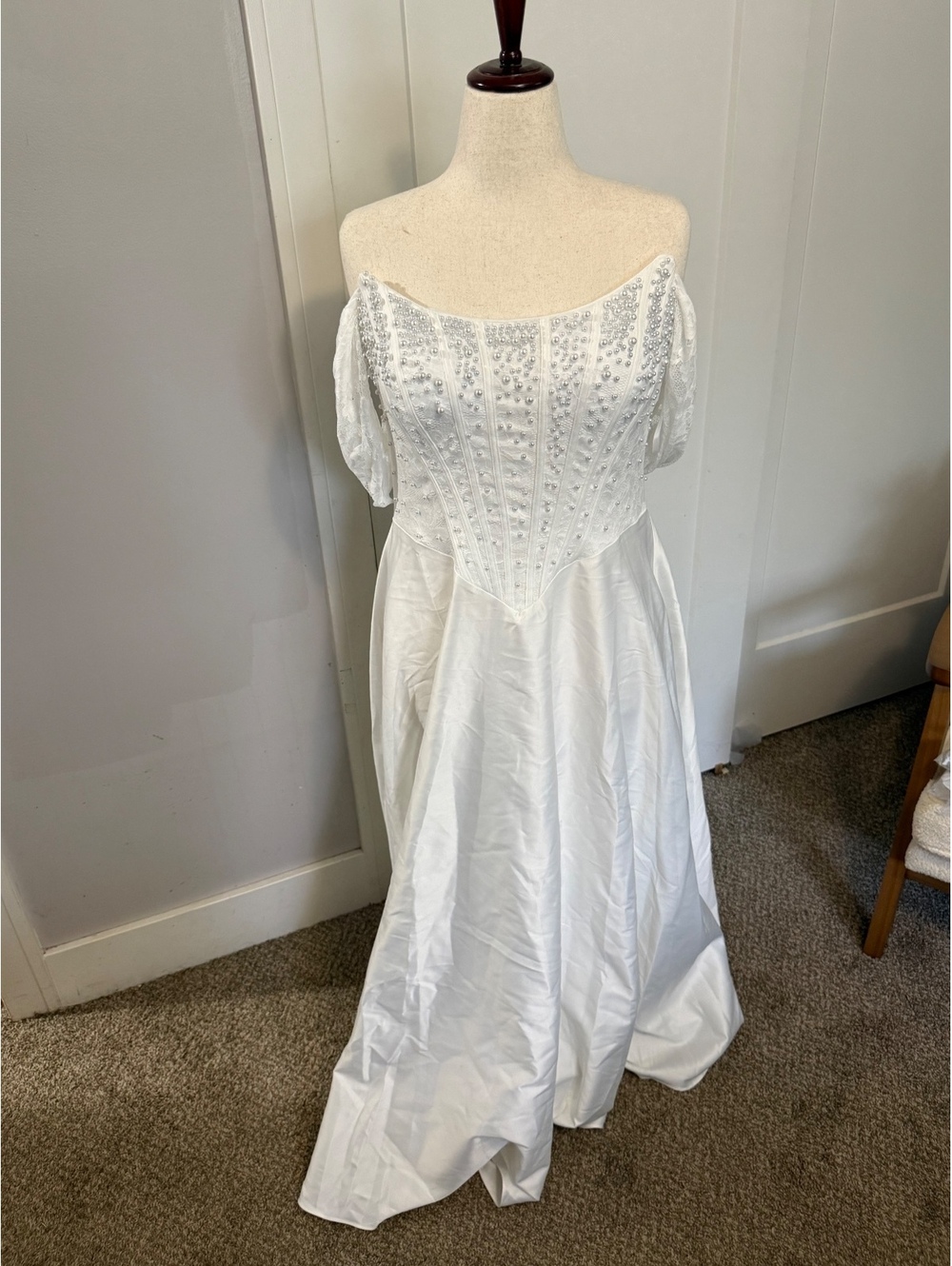 Plus 2x Size Elegant Romantic White Lace Boned Off-Shoulder Pearl Hanging Sleeve